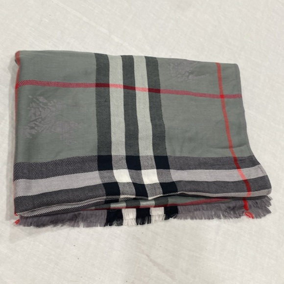 Burberry scarf π§£gray red black 100% cashmere made in Scotland 54β by 72β unisex - Picture 14 of 16
